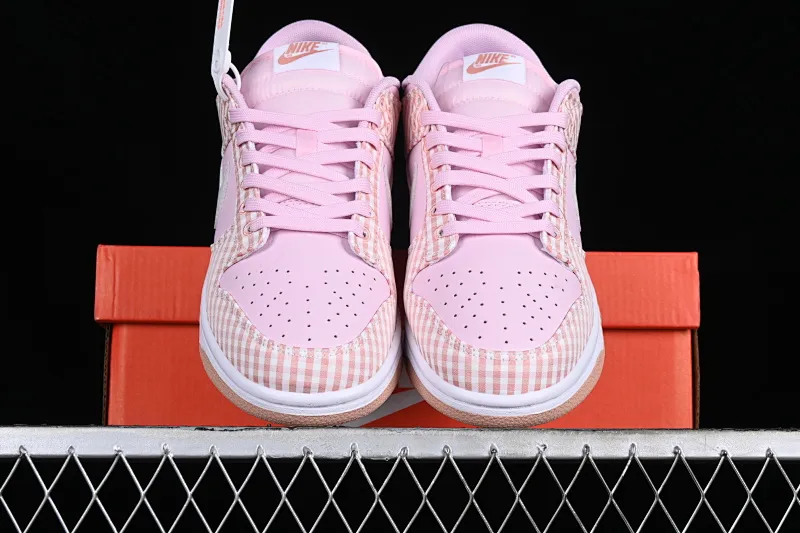 All categories Nk SB Dunk series Nk SB Dunk Low low-top sneakers Nk Dunk Low "Pink Gingham" pink seersucker color SB low-top casual sneakers FB9881-600